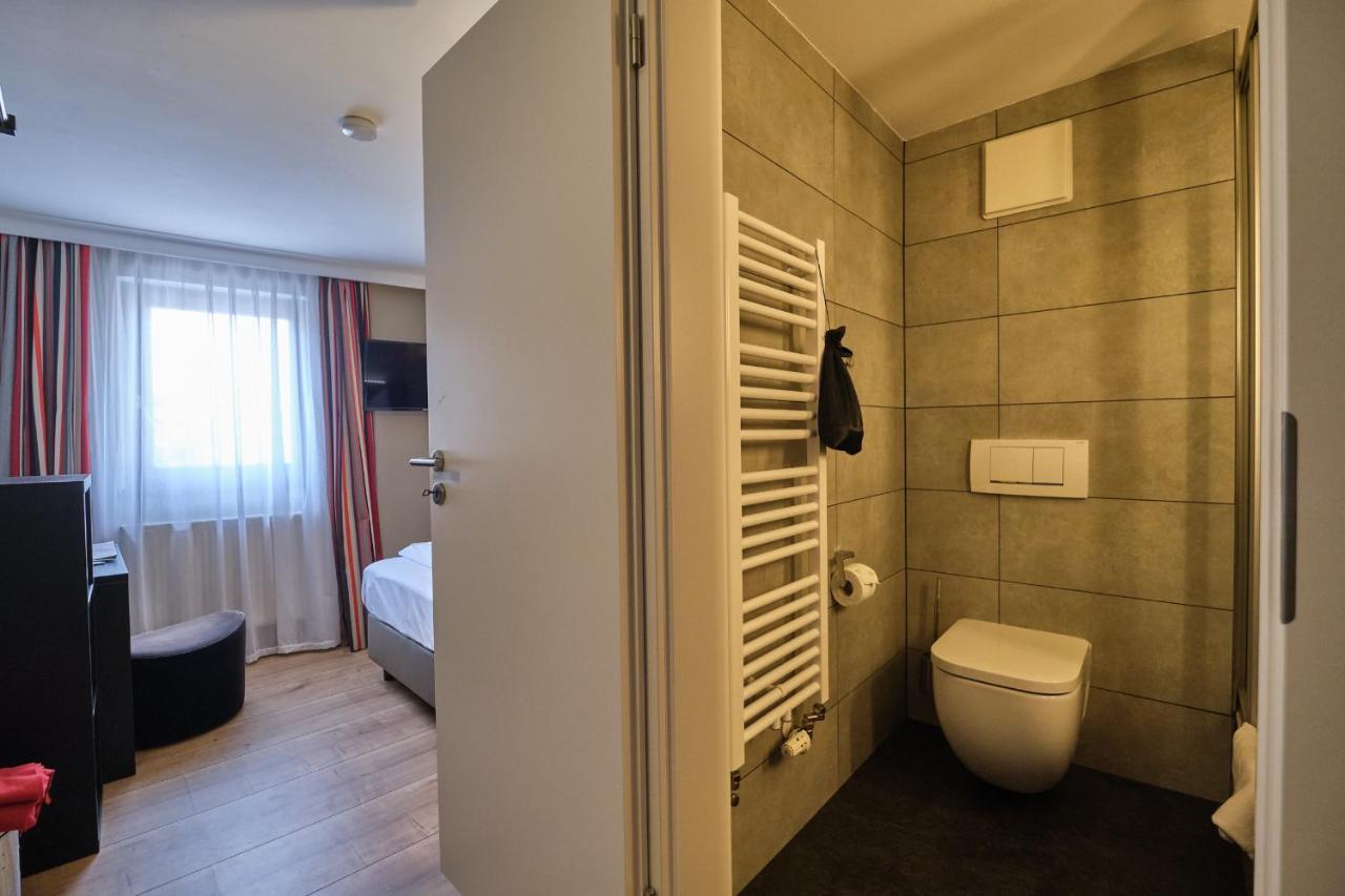 Hotel Roter Hahn Регенсбург Экстерьер фото