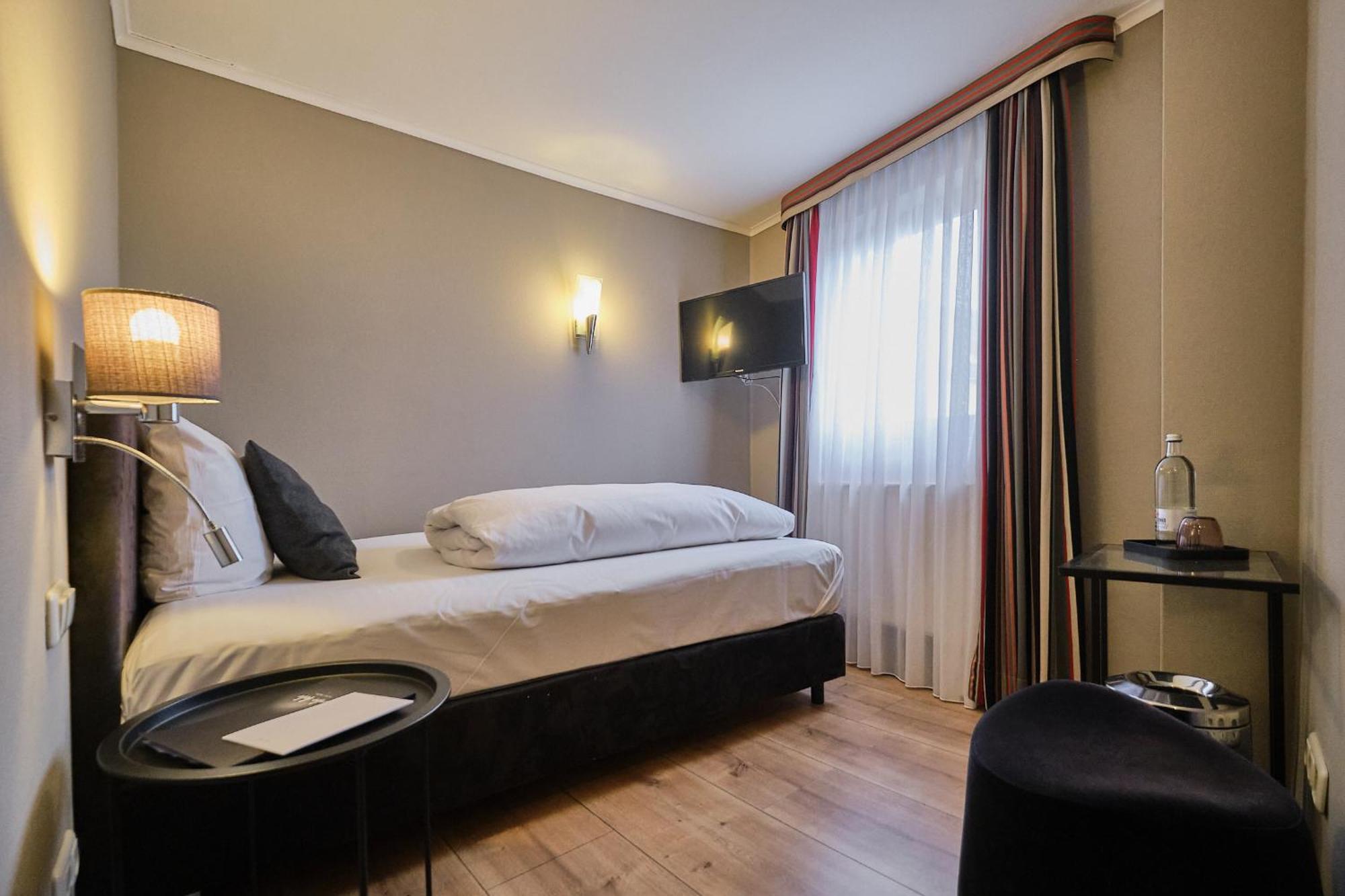 Hotel Roter Hahn Регенсбург Экстерьер фото