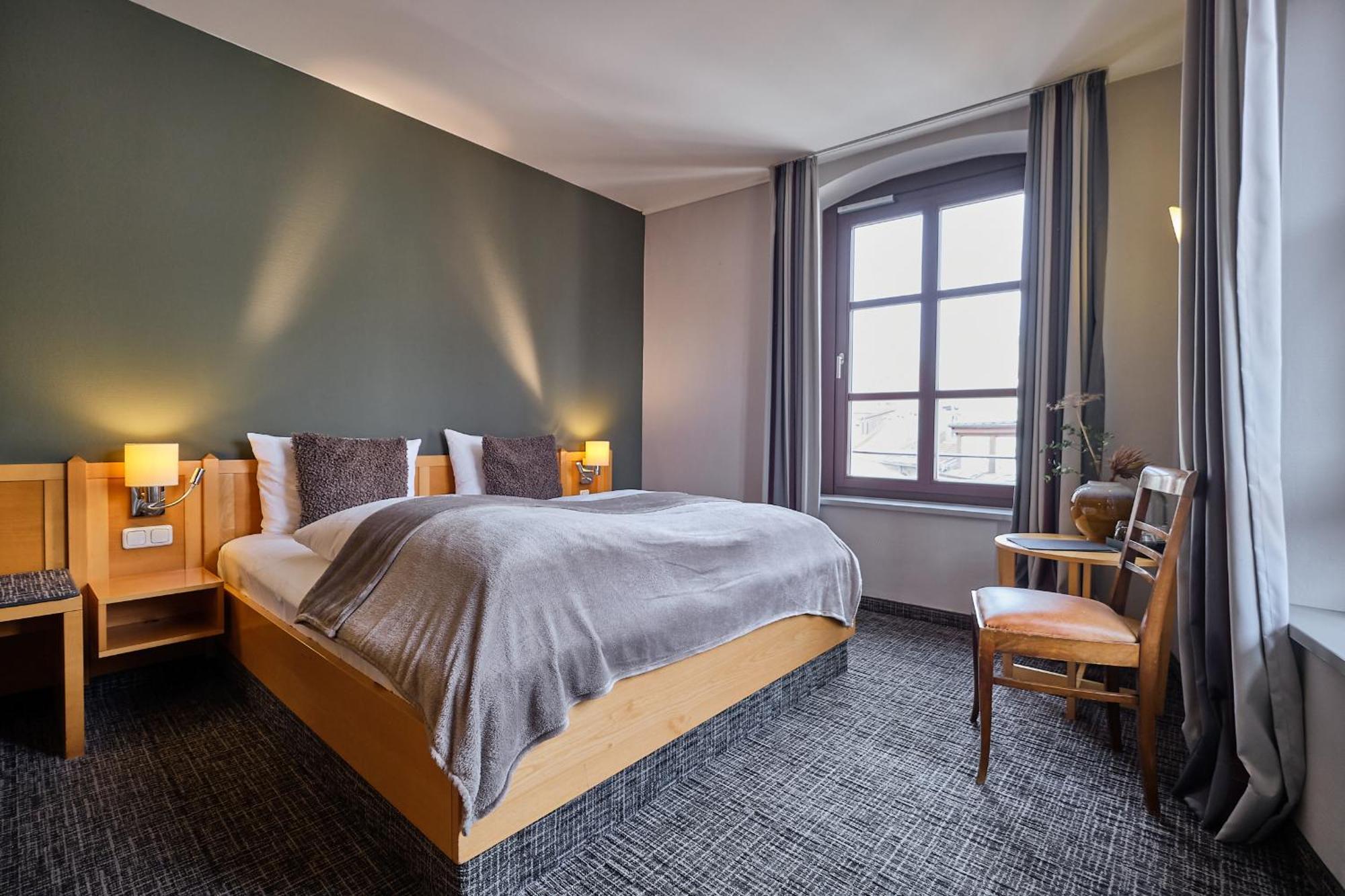 Hotel Roter Hahn Регенсбург Экстерьер фото