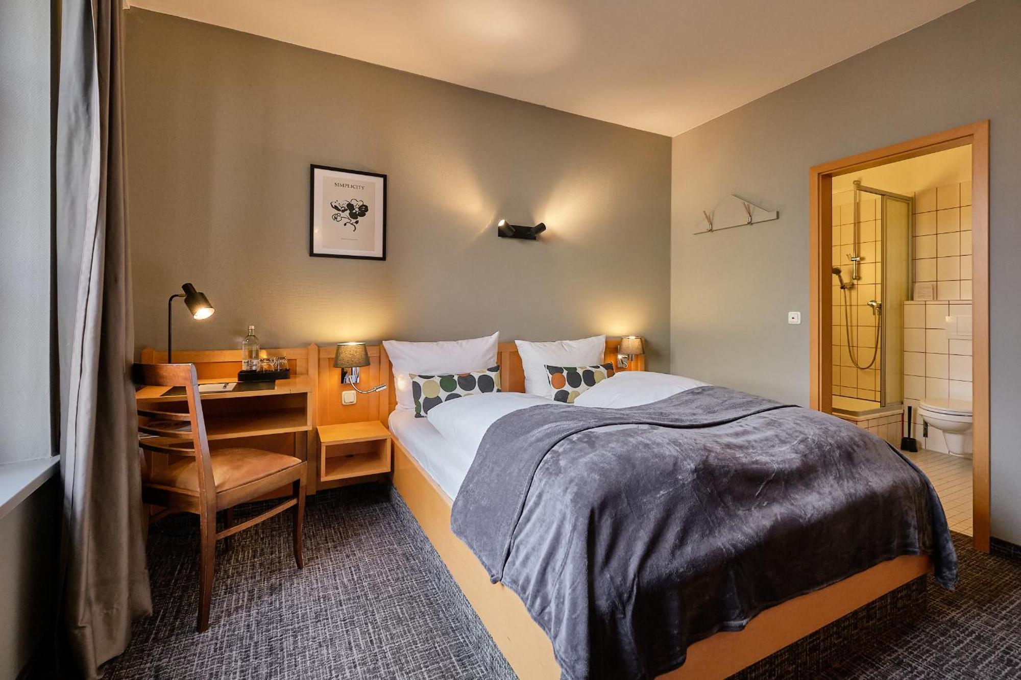 Hotel Roter Hahn Регенсбург Экстерьер фото